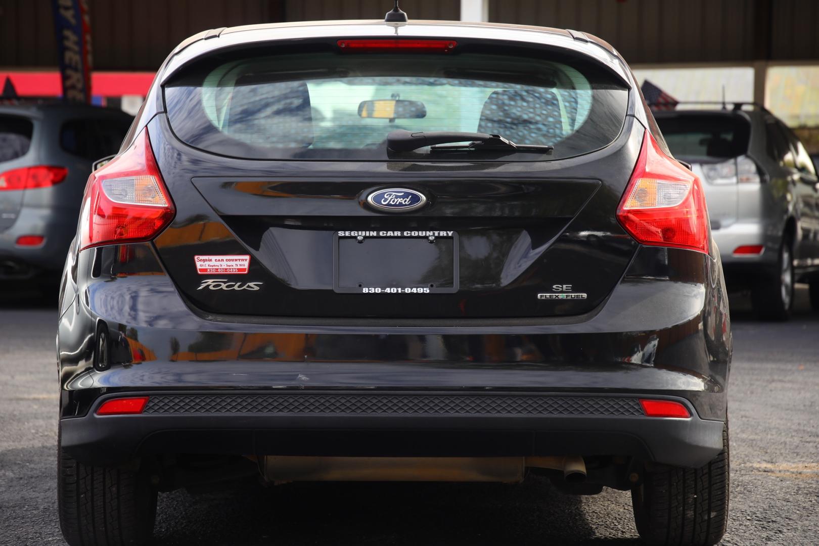 2014 BLACK FORD FOCUS SE Hatch (1FADP3K23EL) with an 2.0L L4 DOHC 16V engine, 5-SPEED MANUAL OR 6-SPEED AUTOMATIC transmission, located at 420 E. Kingsbury St., Seguin, TX, 78155, (830) 401-0495, 29.581060, -97.961647 - Photo#5